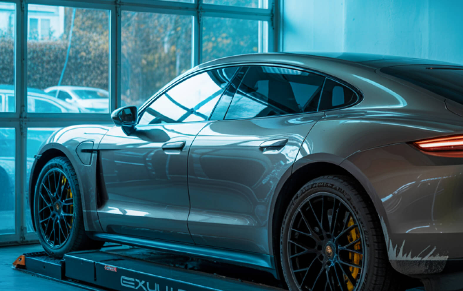 Ein Fahrzeug in der Werkstatt zum Schadengutachten