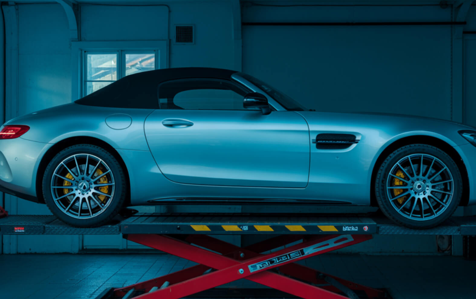 Ein Fahrzeug in der Werkstatt zum technischen Gutachten