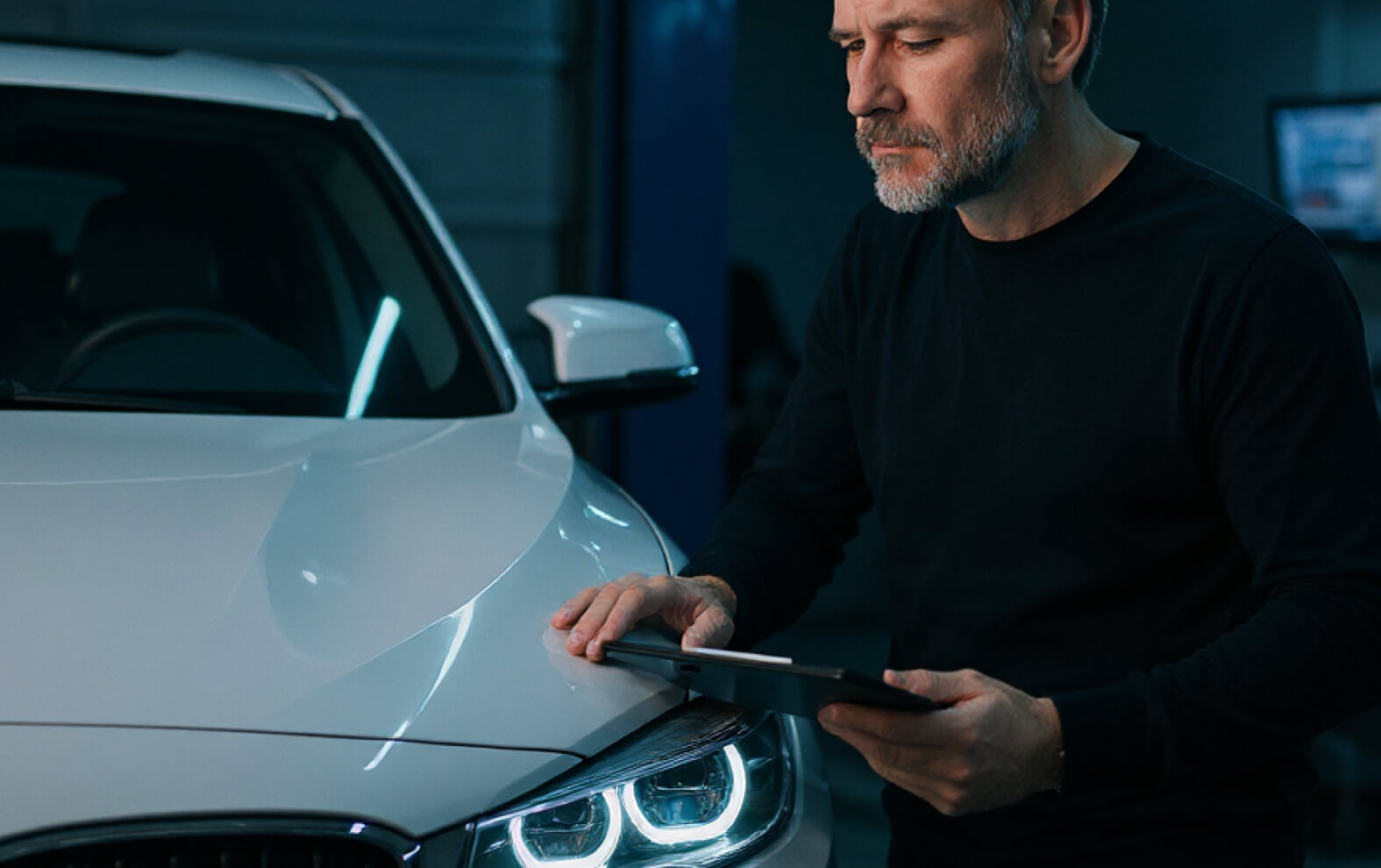 Ein Gutachter in der Werkstatt bei der Fahrzeugbewertung