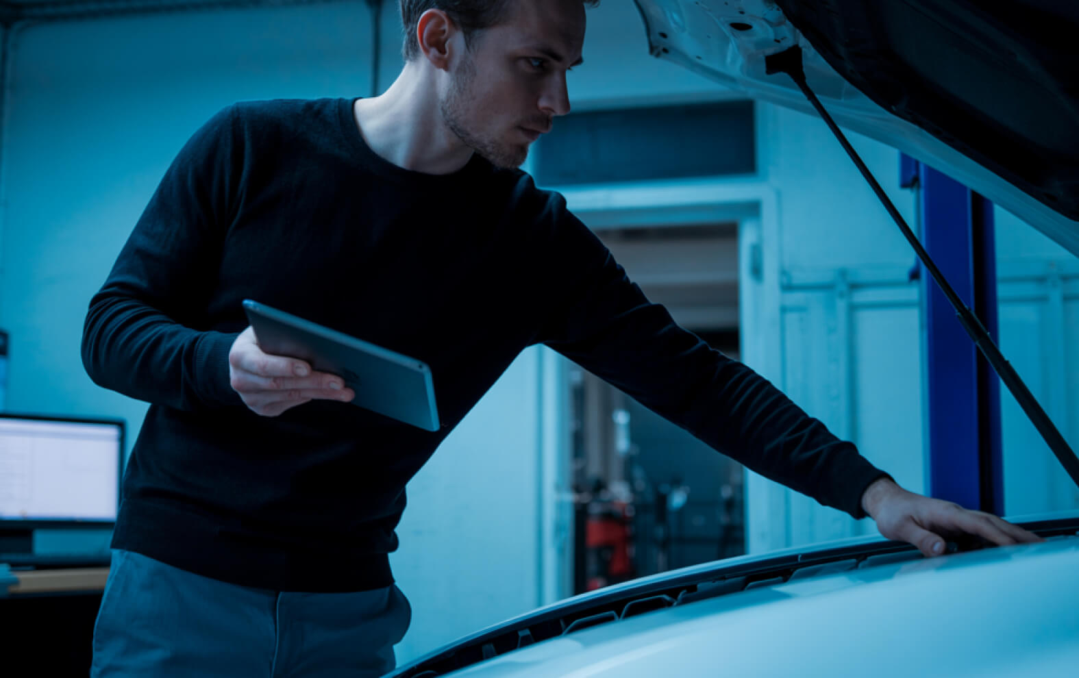 Mitarbeiter in der Werkstatt beim Leasing Rückgabe Check
