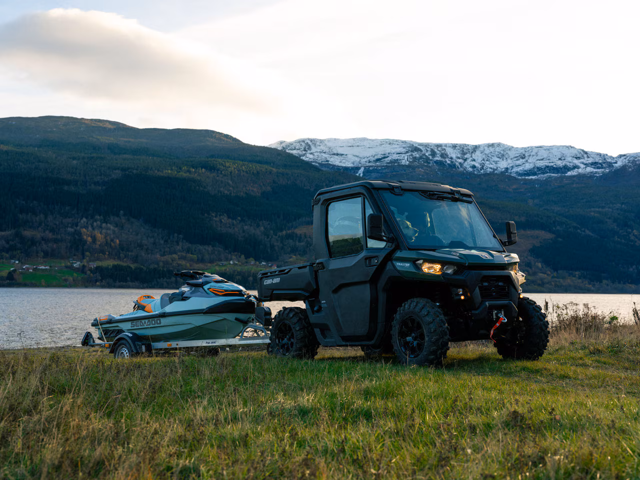 can-am traxter qui tire un jet ski seadoo