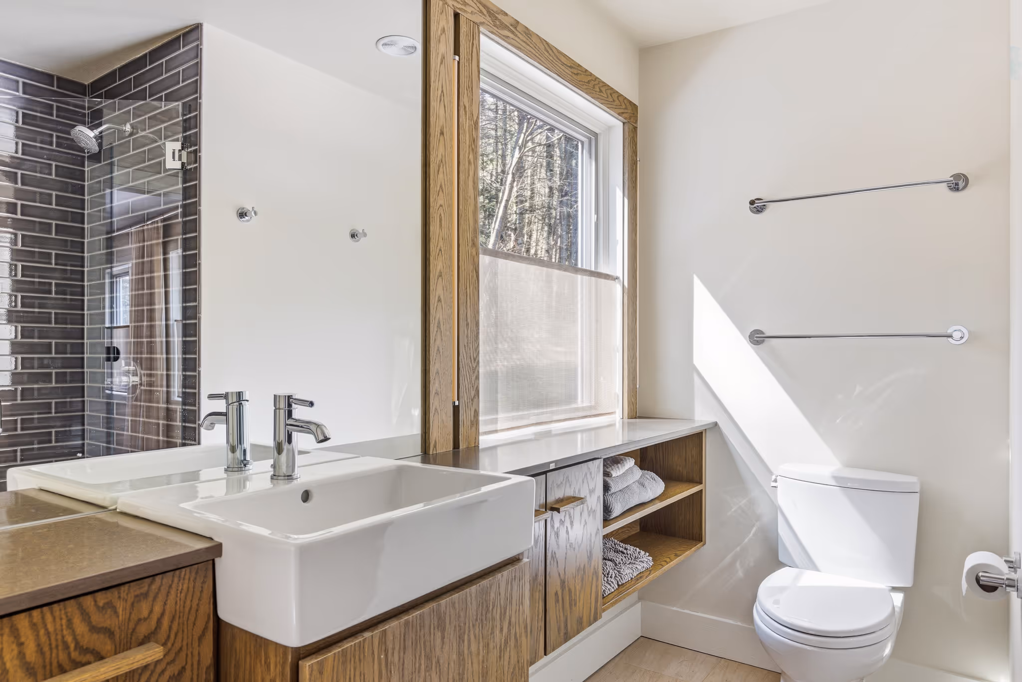 Modern bathroom with double vanity and marble finishes.