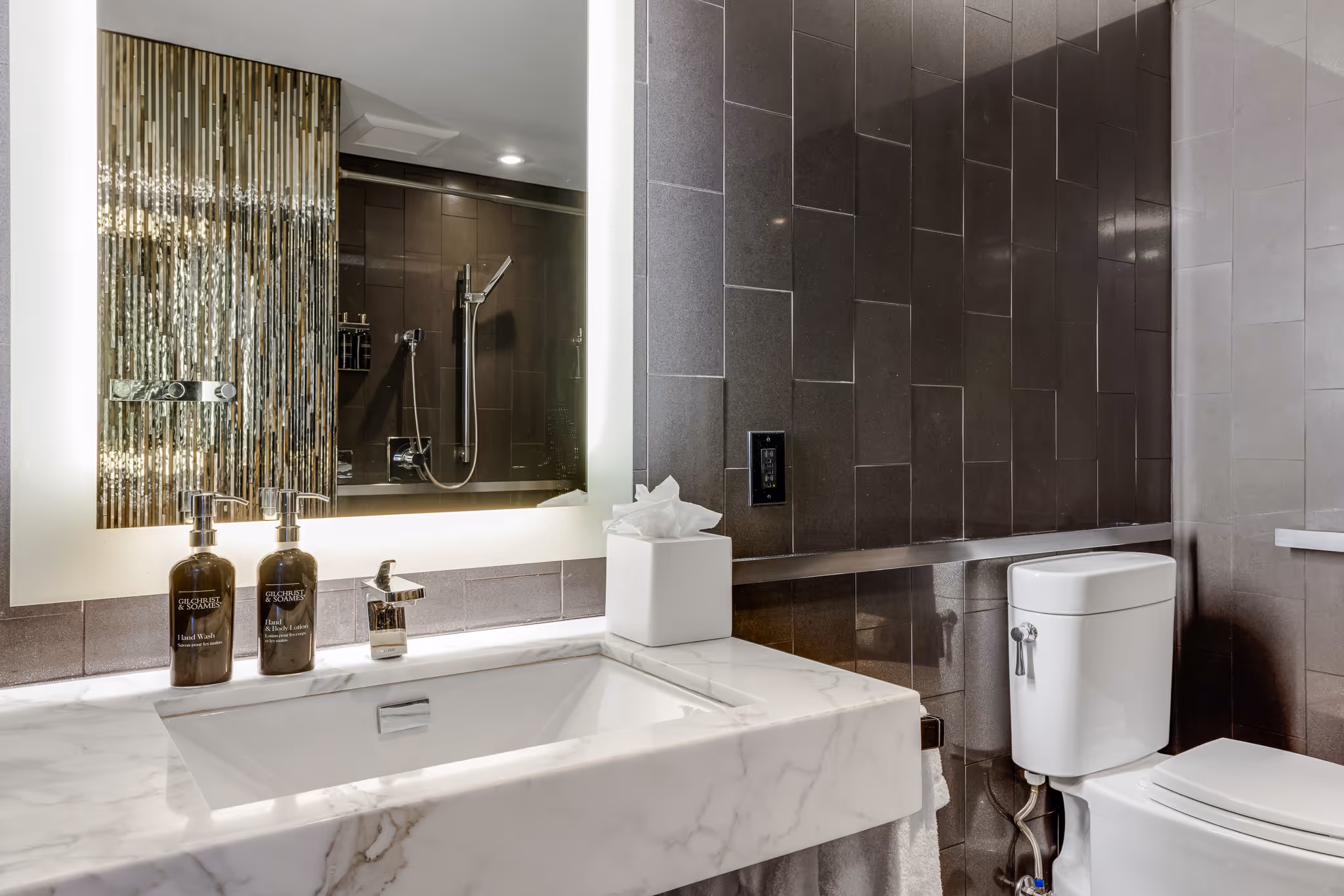 Hotel bathroom with double vanity and modern finishes