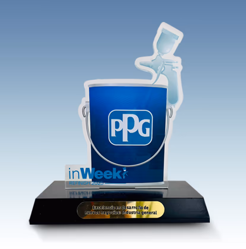 Trofeo de reconocimiento con el logo de PPG y la inscripción 'Excelencia en desarrollo de nuevos negocios Industria general'.