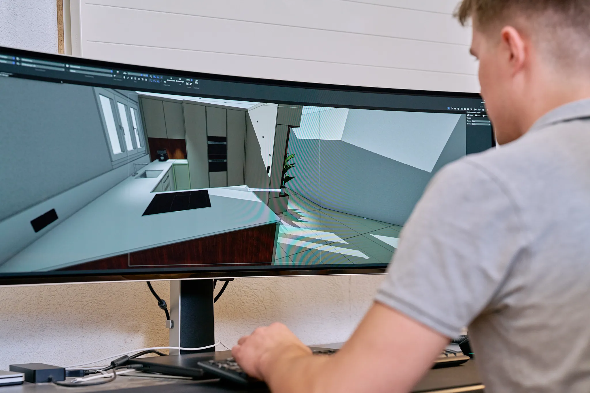 Designer arbeitet an Küchenplanung mit 3D-Visualisierungssoftware am Computer