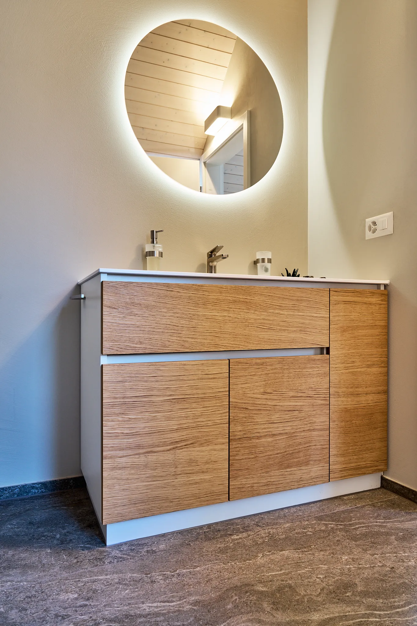 Moderner Badezimmerschrank mit beleuchtetem rundem Spiegel und Holzfront