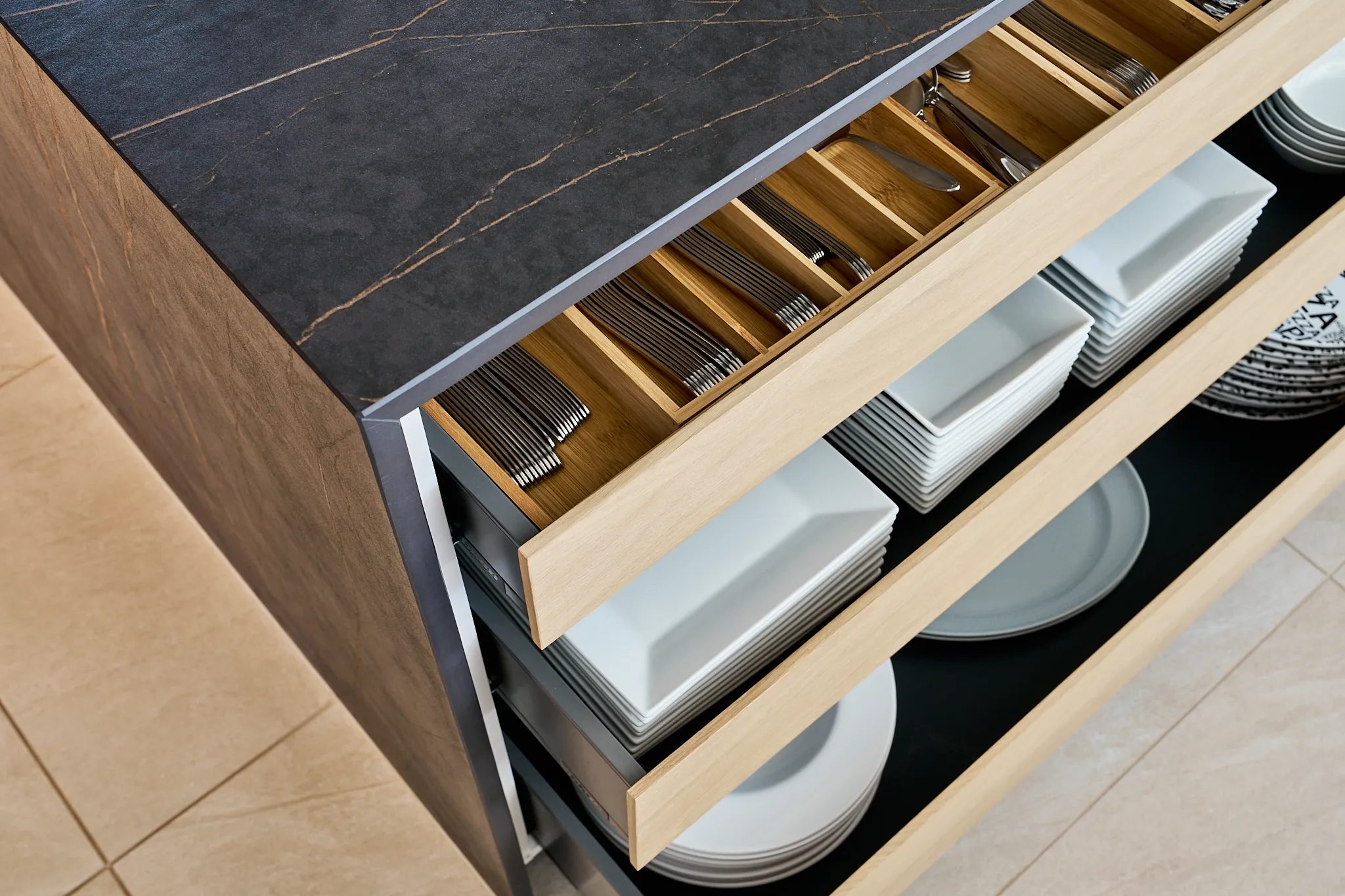 Auszüge in Kücheninsel für Besteck und Geschirr
