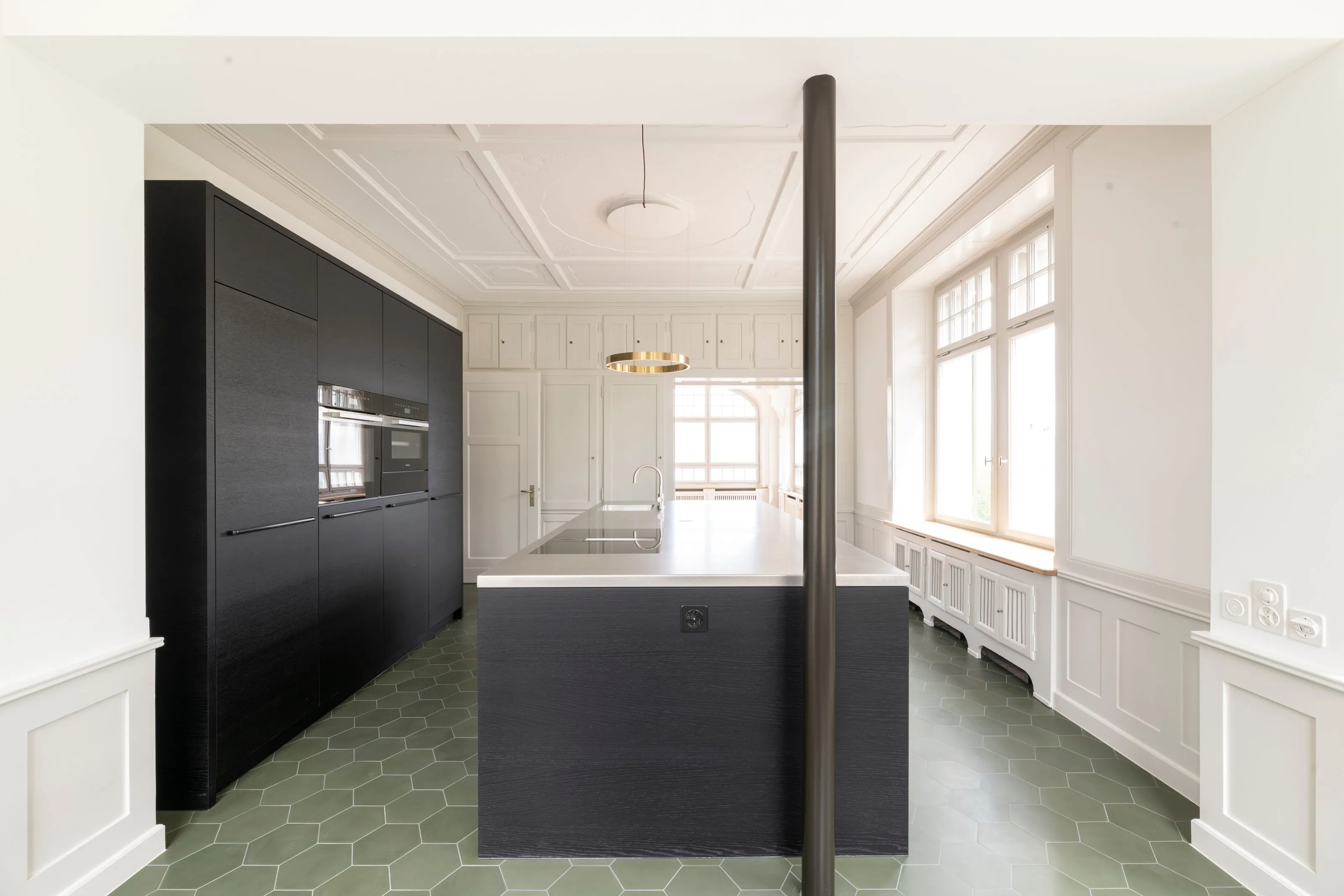 Küchenfronten aus Massivholz mit grifflosem Design