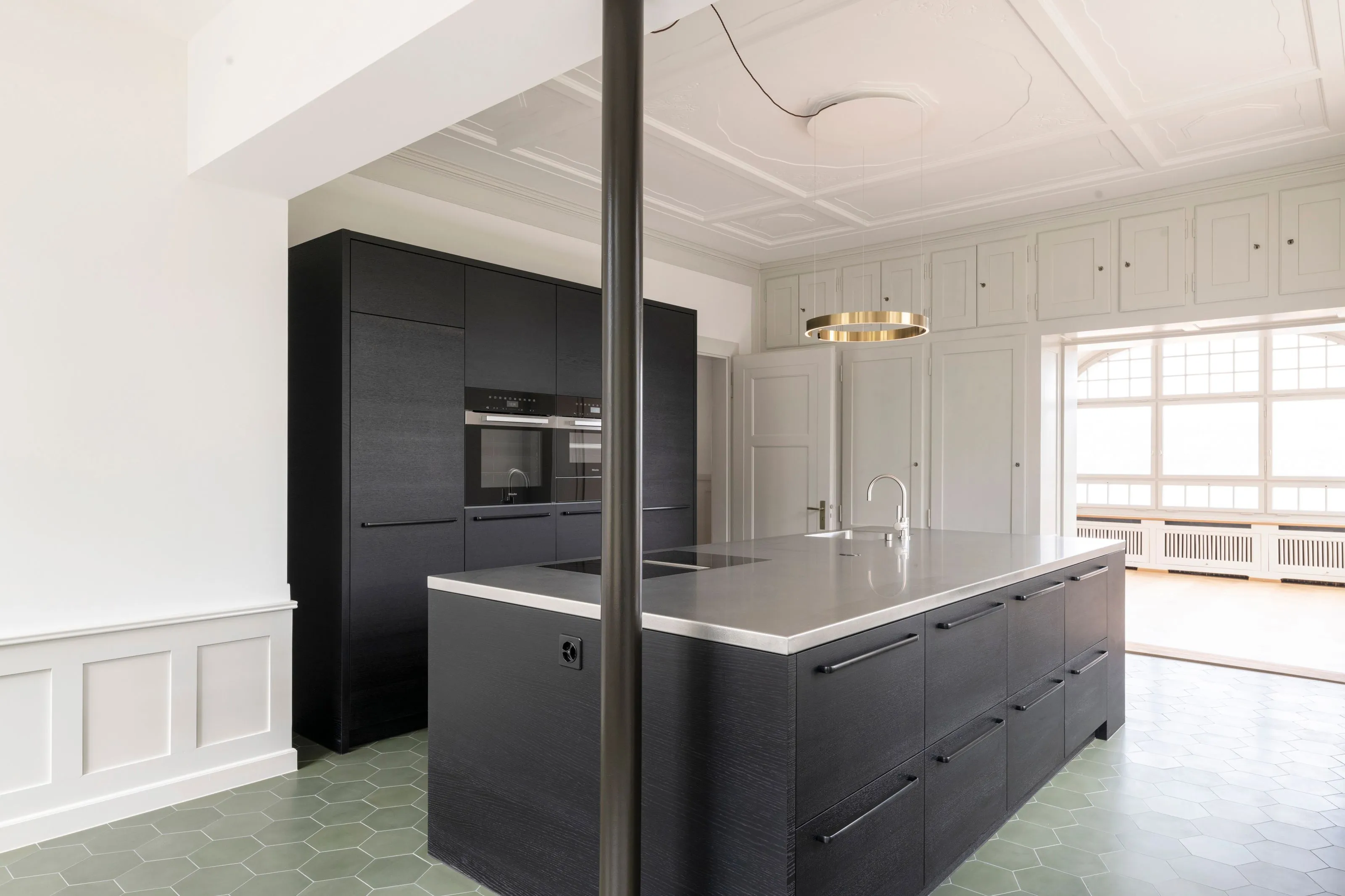 Villa Hofmann-Schreiner Küche. Blick in den Raum. Schwarze Grifflose Küche