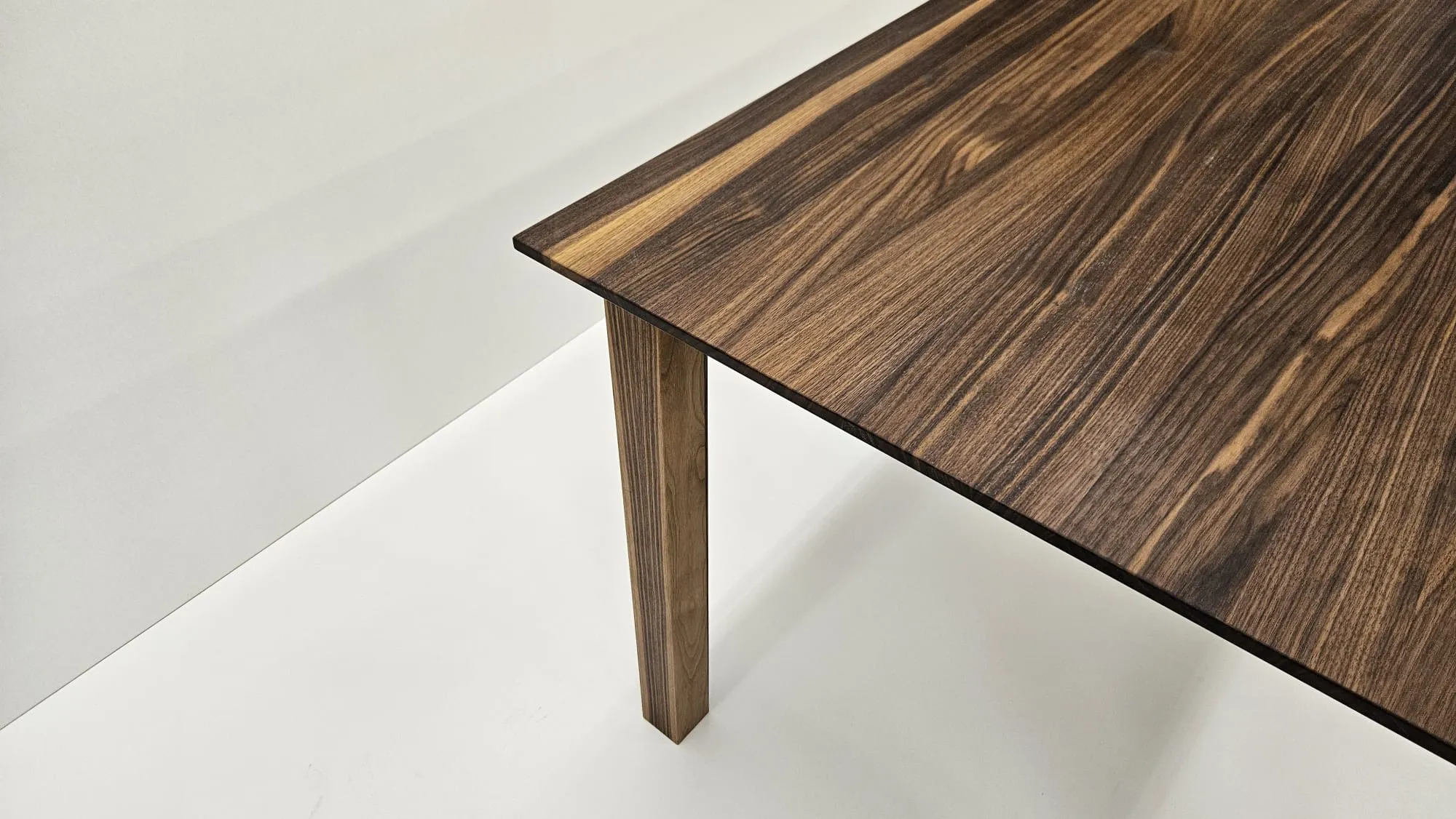 Edler Holztisch aus Nussbaumholz