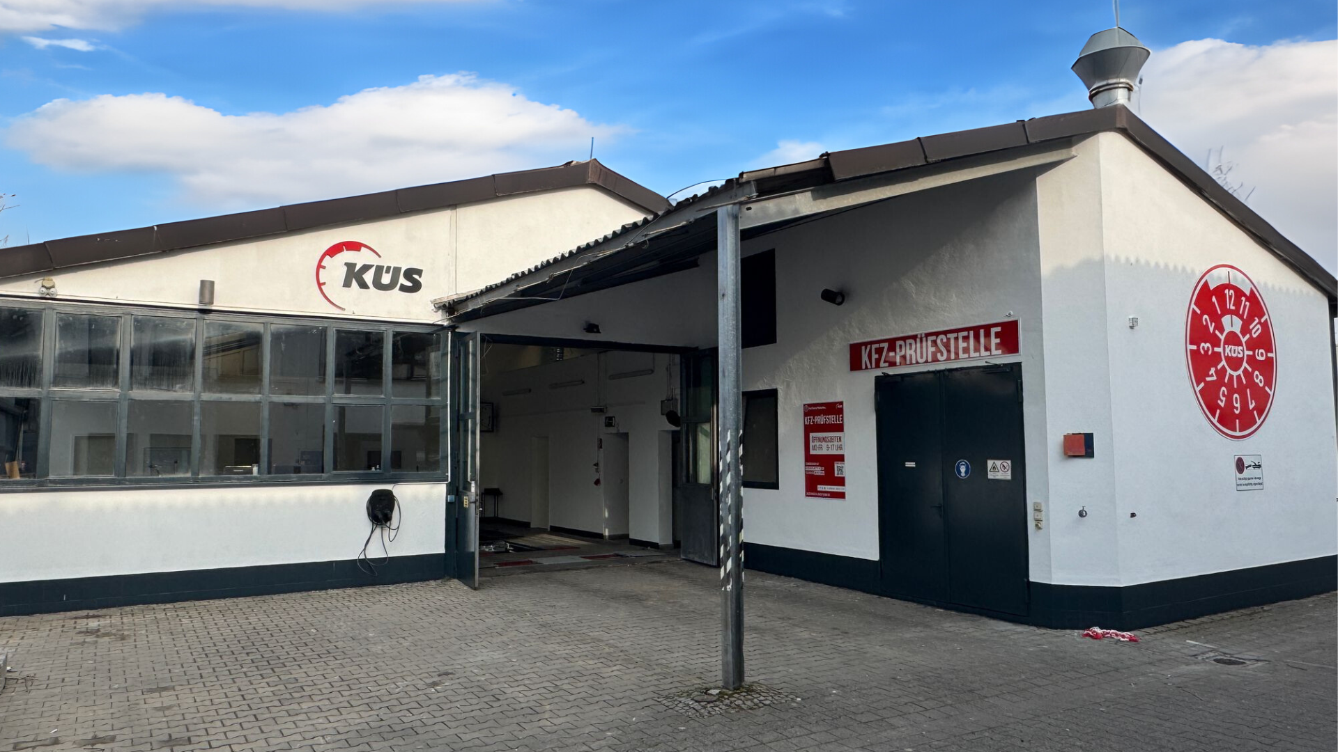 Titelbild zum Blogartikel „Die besten Kfz-Prüfstellen in der Nähe von Frankfurt Höchst“.