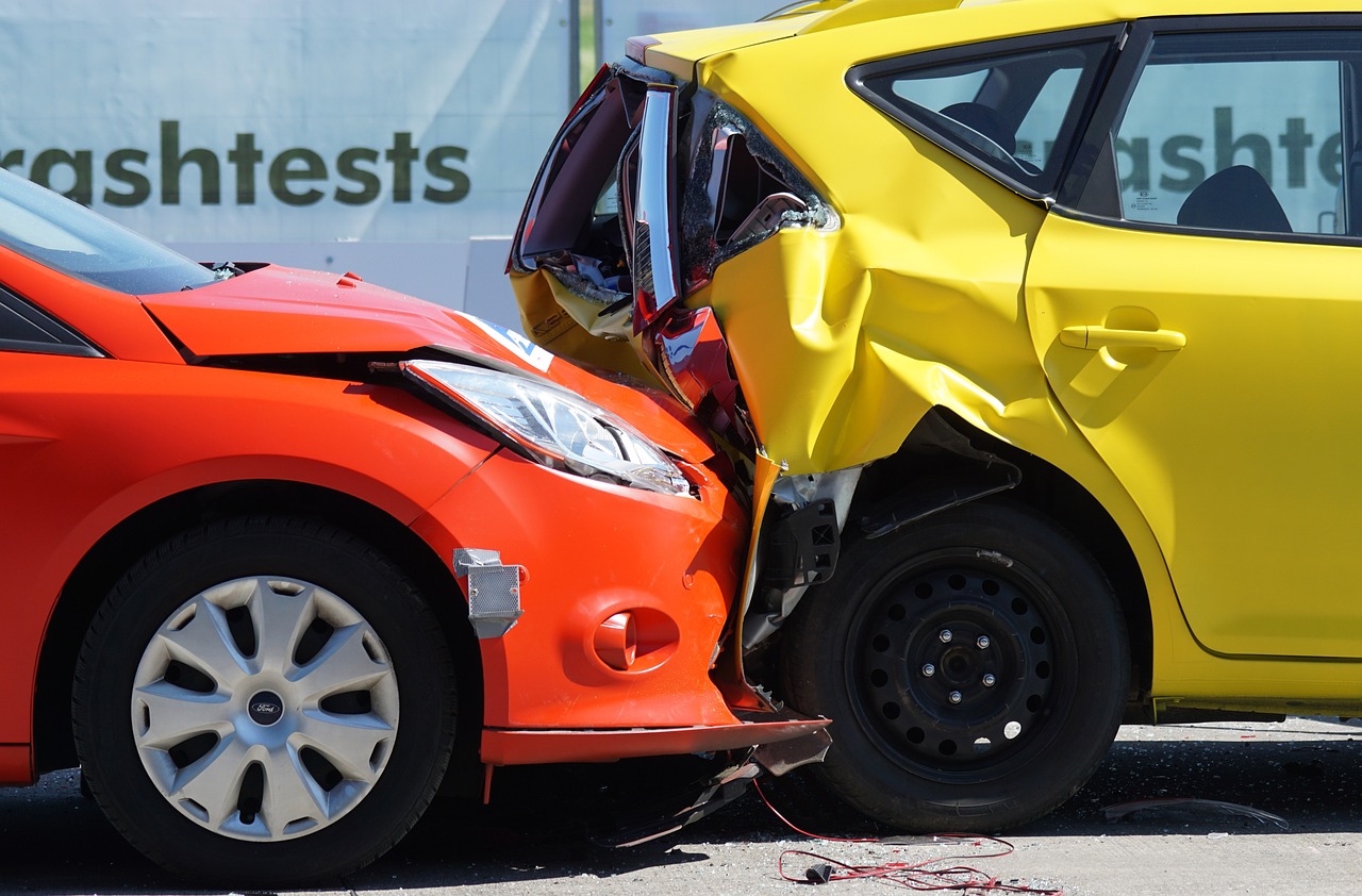Titelbild zum Blogartikel „Was tun bei Unfall als Geschädigter? Deine Rechte und Pflichten erklärt“.