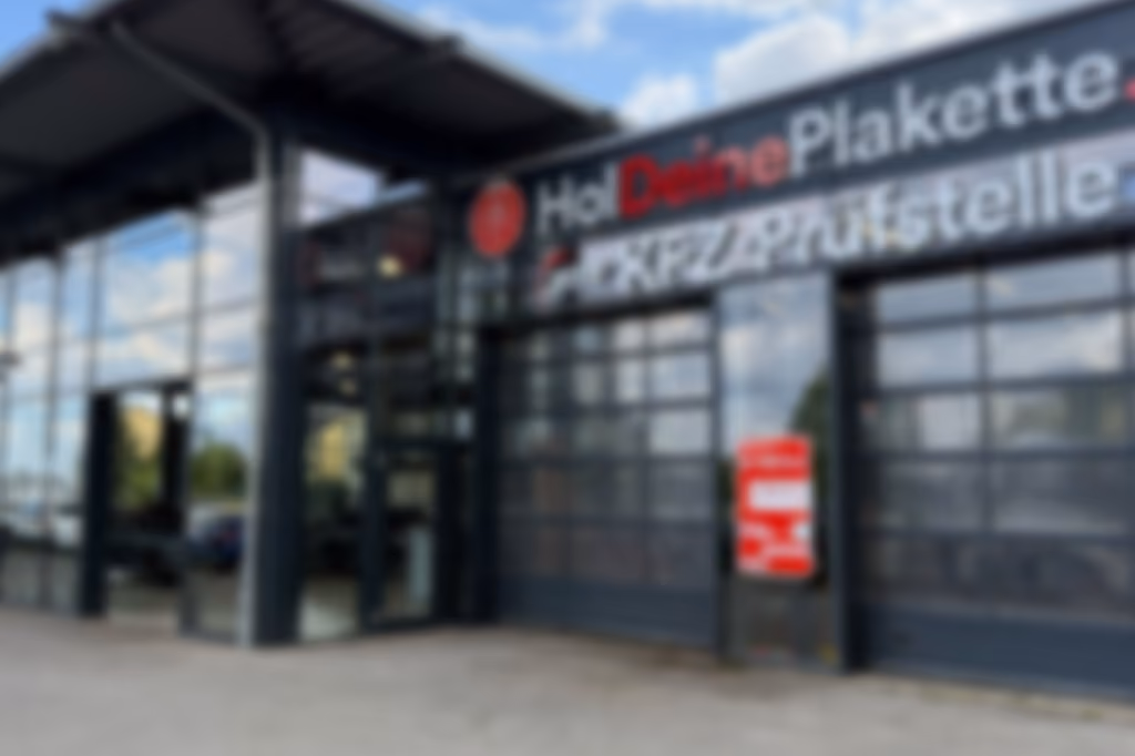 Front view of the HolDeinePlakette.de KÜS vehicle inspection center in Duisburg.