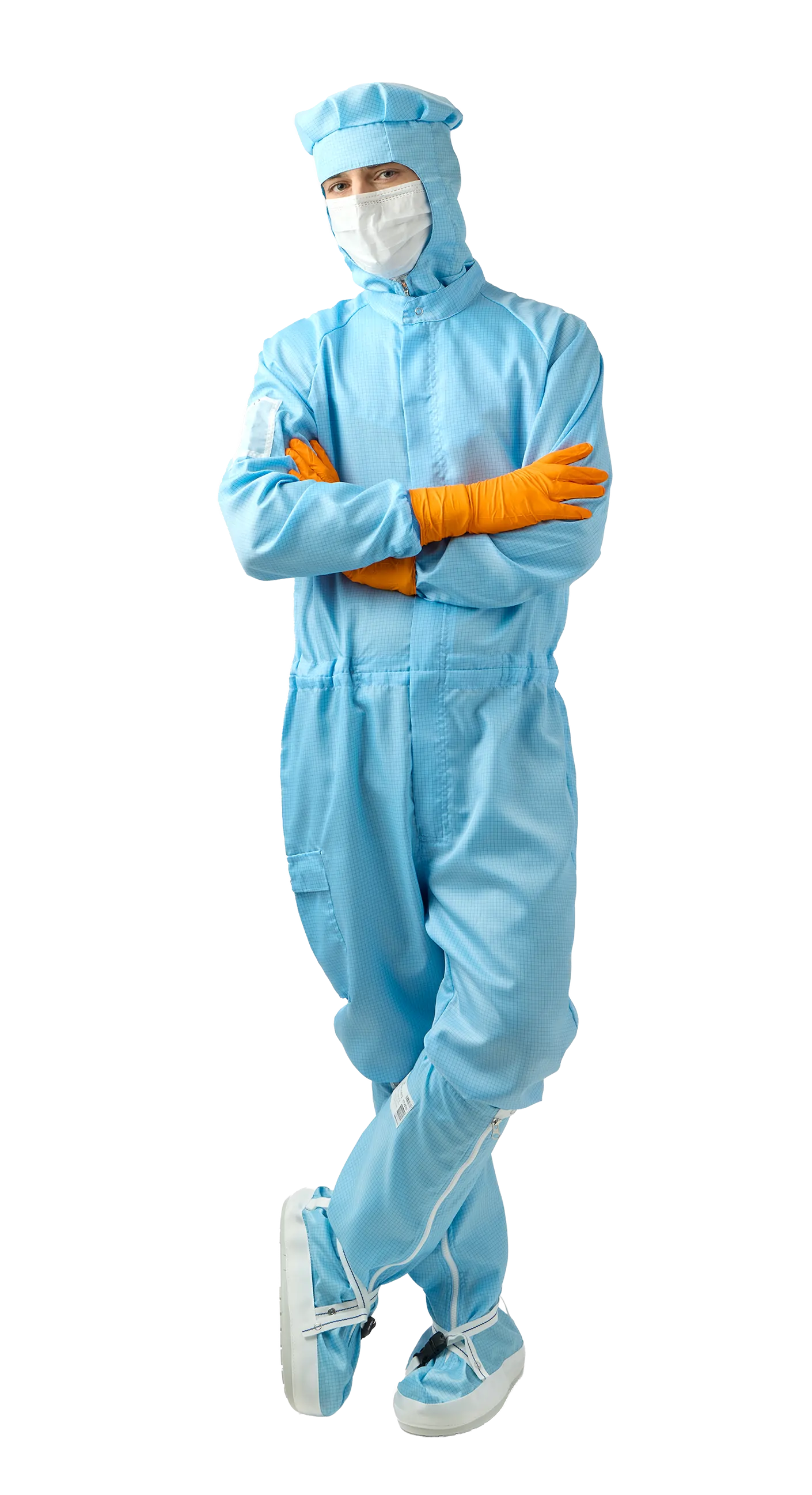 Person trägt blauen Reinraumanzug, orange Handschuhe, Gesichtsmaske und Schutzhaube, steht mit verschränkten Armen.
