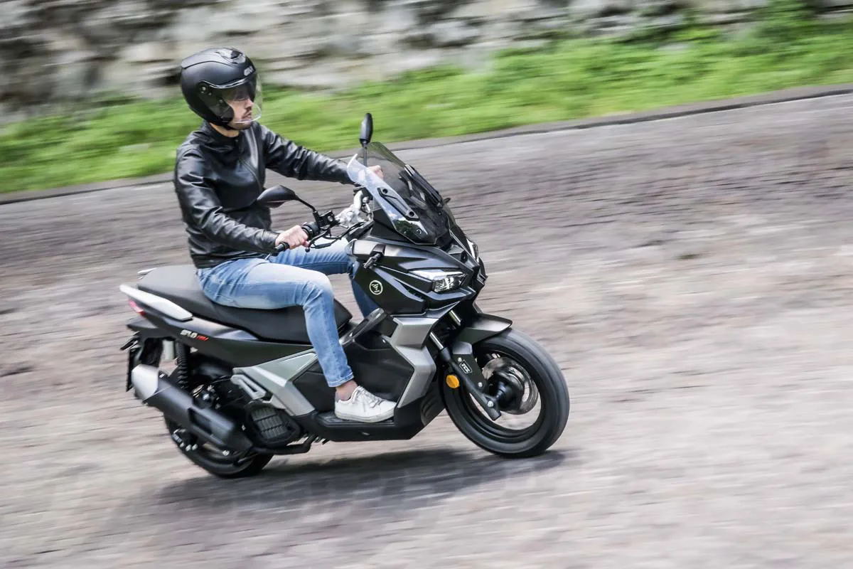 Side view of a rider leaning on the VOGE SR180 ADV while riding outdoors.