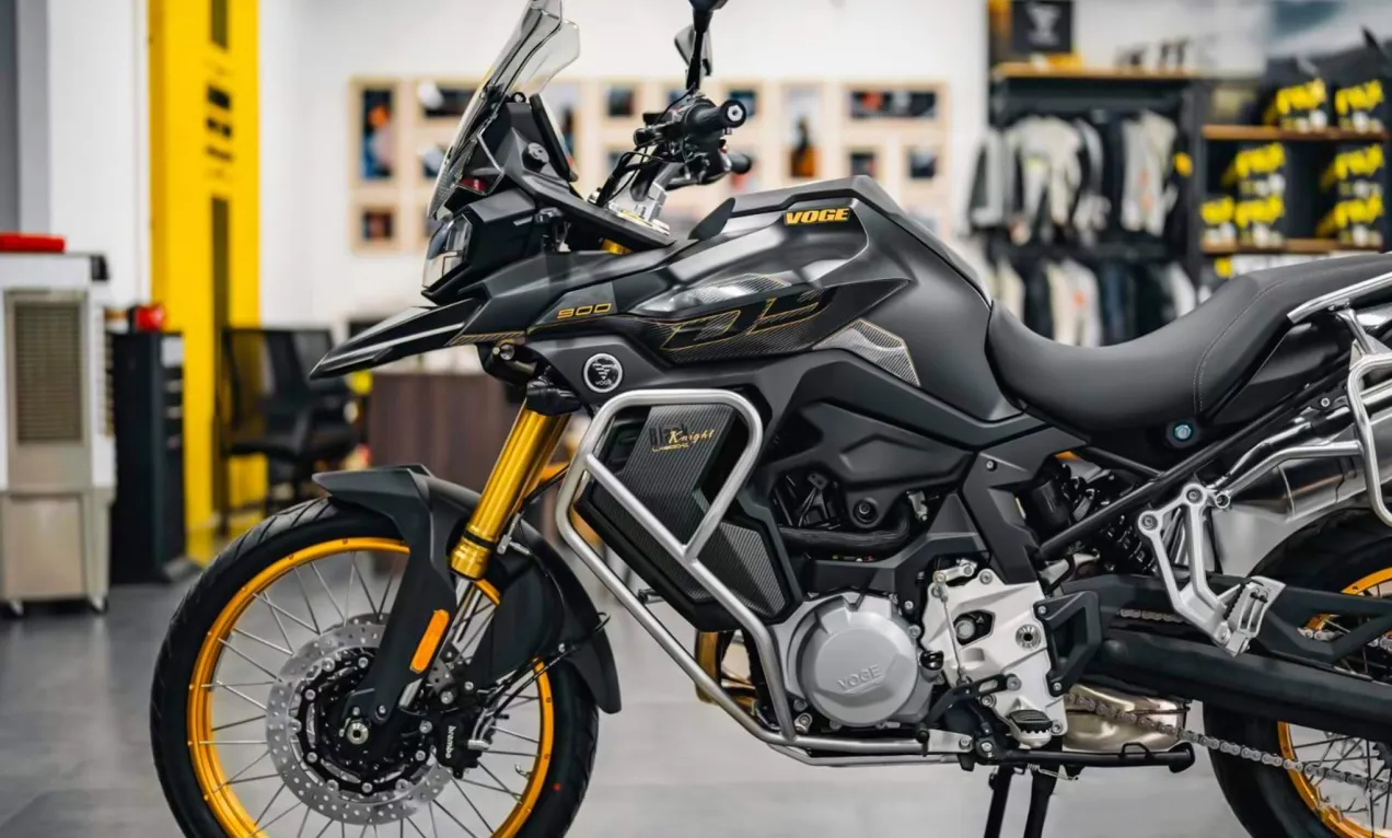 VOGE DS900X parked outdoors highlighting wheels and frame details