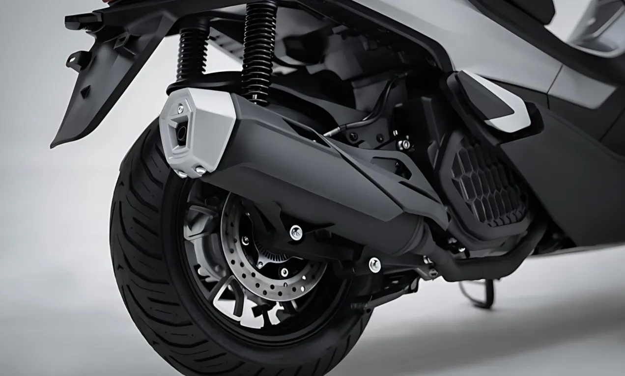 Rear wheel and exhaust section of the SR150GT scooter