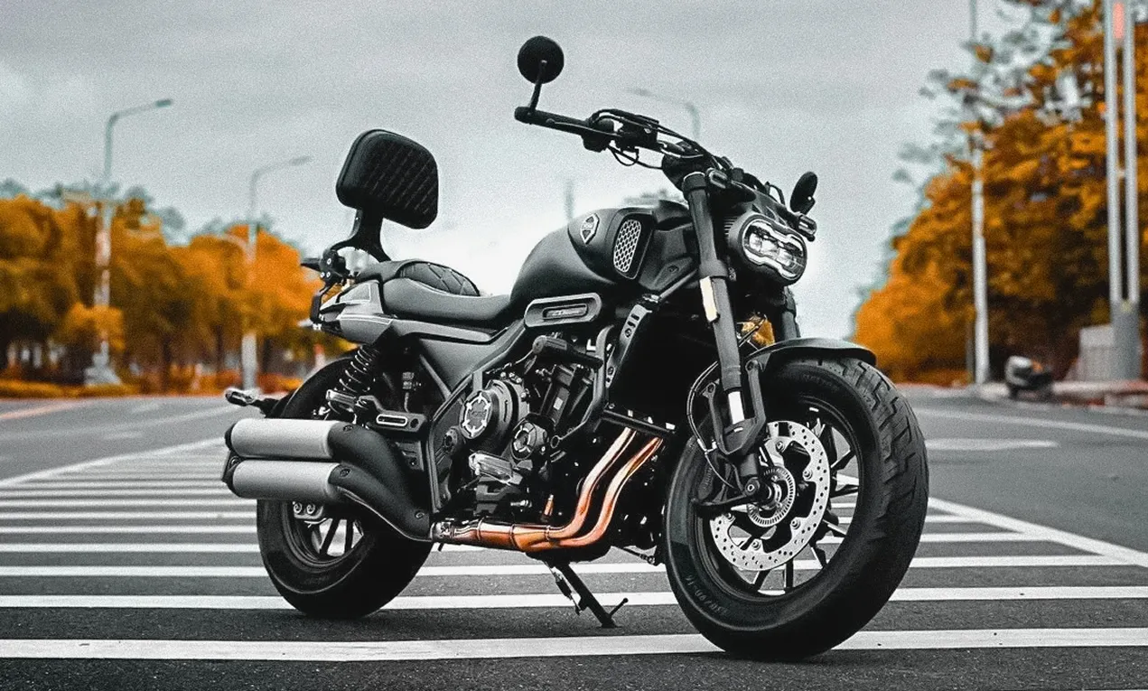 Close-up of the Voge CU525 fuel tank with logo, emphasizing design details.