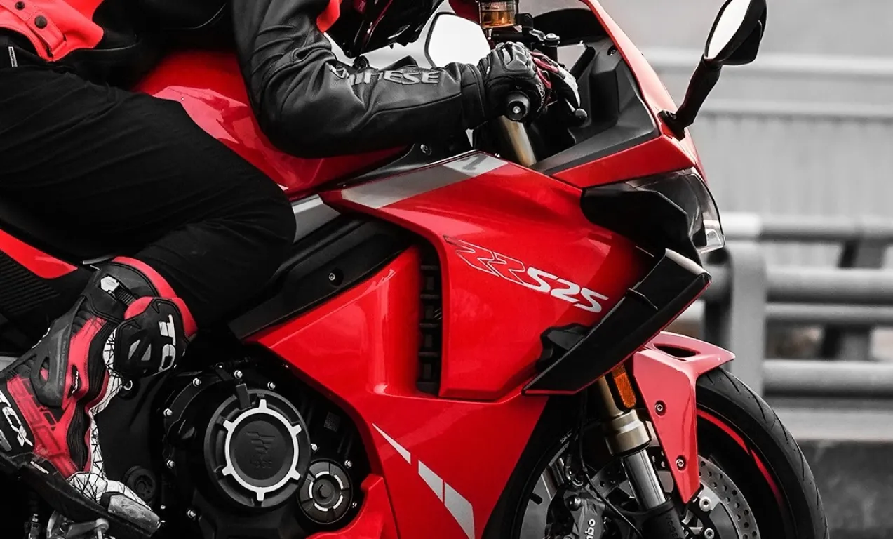 Close-up shot of the red VOGE 525RR sportbike’s front fairing and handlebars.