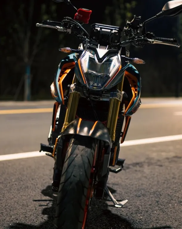 Daytime photo of the Voge 525R parked on a street, front view highlighting its muscular body and LED lights.