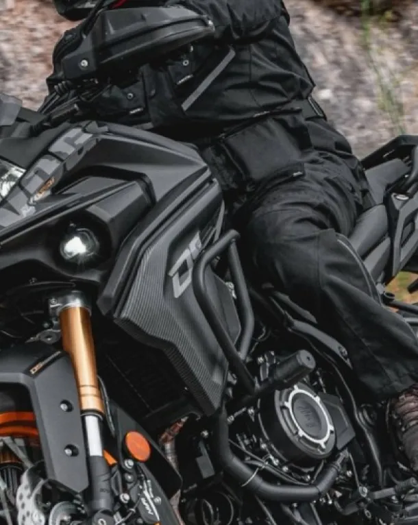 Close-up of the Voge 525 DSX engine and front suspension showcasing premium detailing.