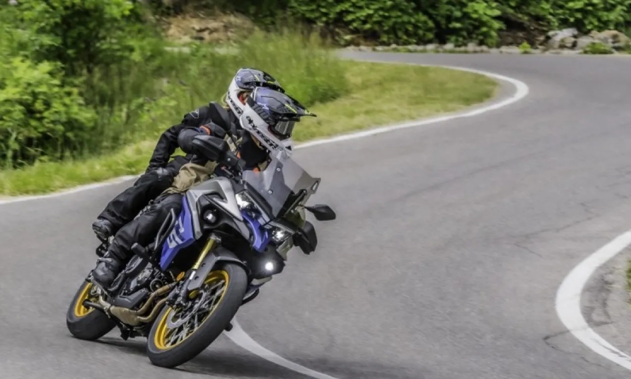 Rider leaning into a curve on the Voge 525 DSX, highlighting its stability on winding roads.