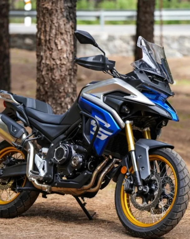 Front angle view of the Voge 525 DSX with tall windshield and golden front forks.