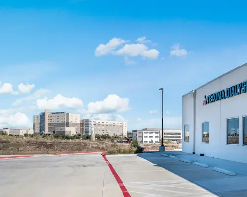 Medical facility exterior with Varsovia Dalys sign on sunny day