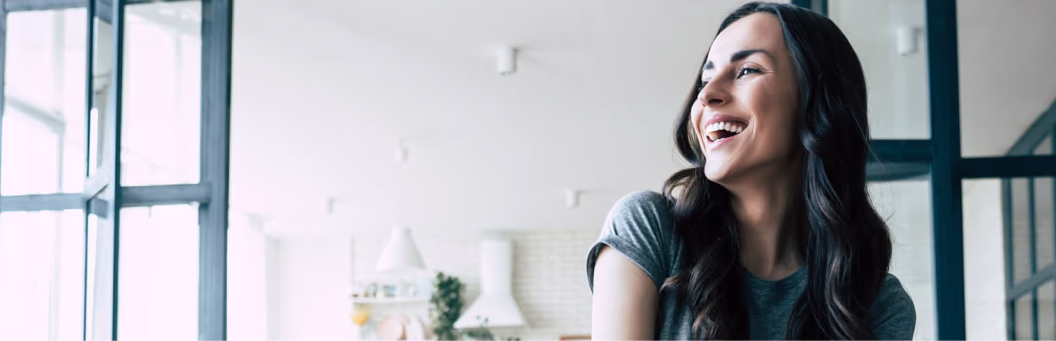 Frau am Lachen im Wohnraum