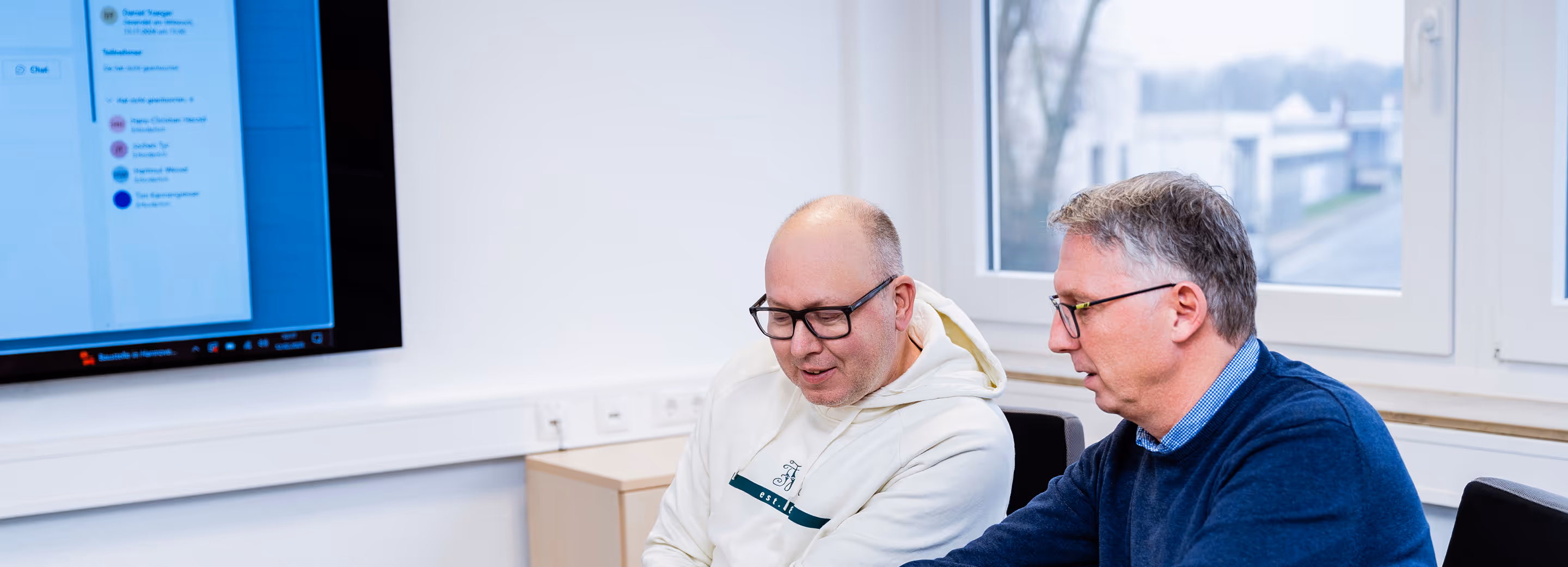 Zwei Mitarbeiter von wth am besprechen