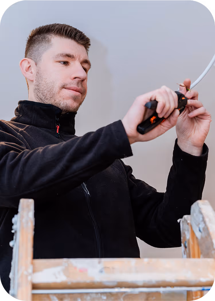 Handwerker mit einem Werkzeug in der Hand