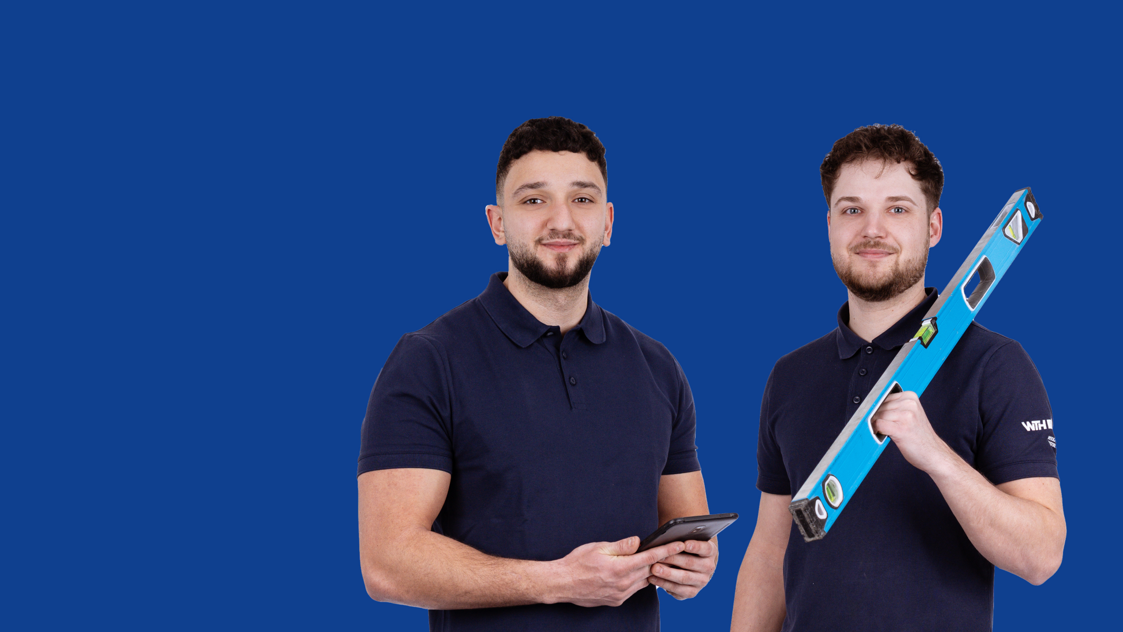 Zwei Handwerker mit Werkzeug in der Hand für ein Foto am Posieren