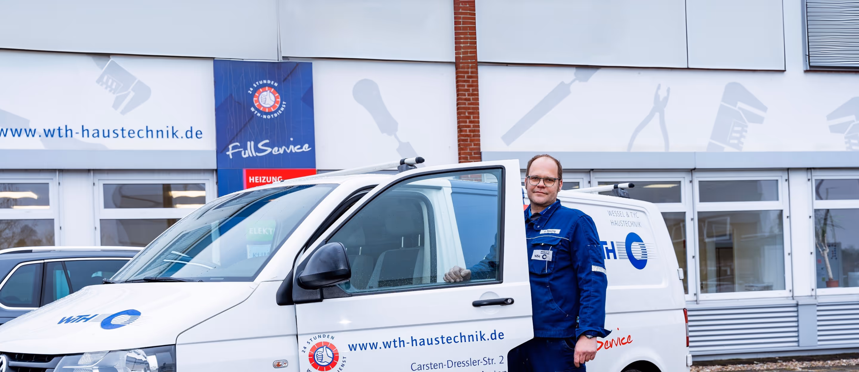 WTH Mitarbeiter mit seinem Firmenwagen