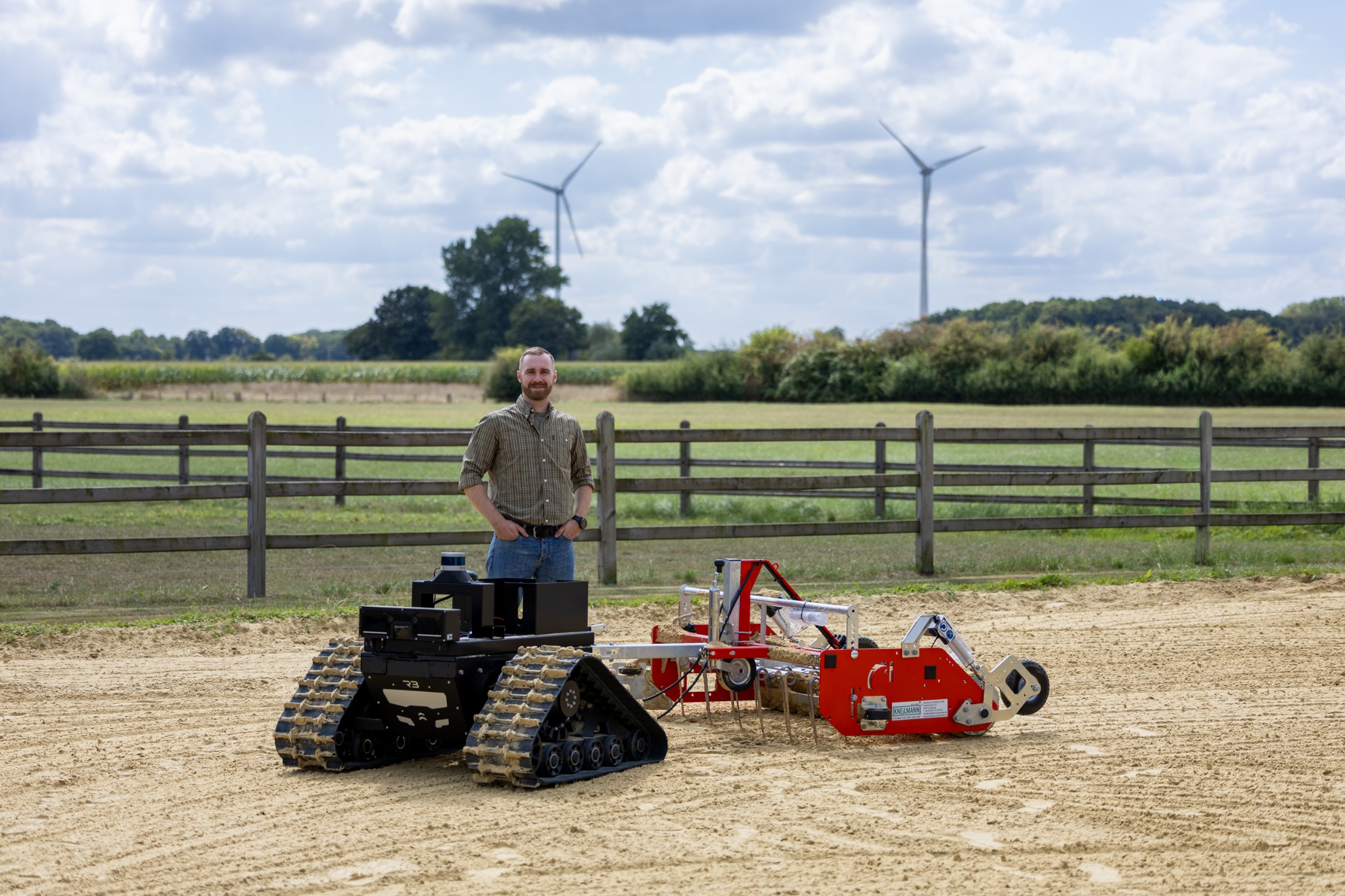 Malte Rudolf standing behind the Blücher robot