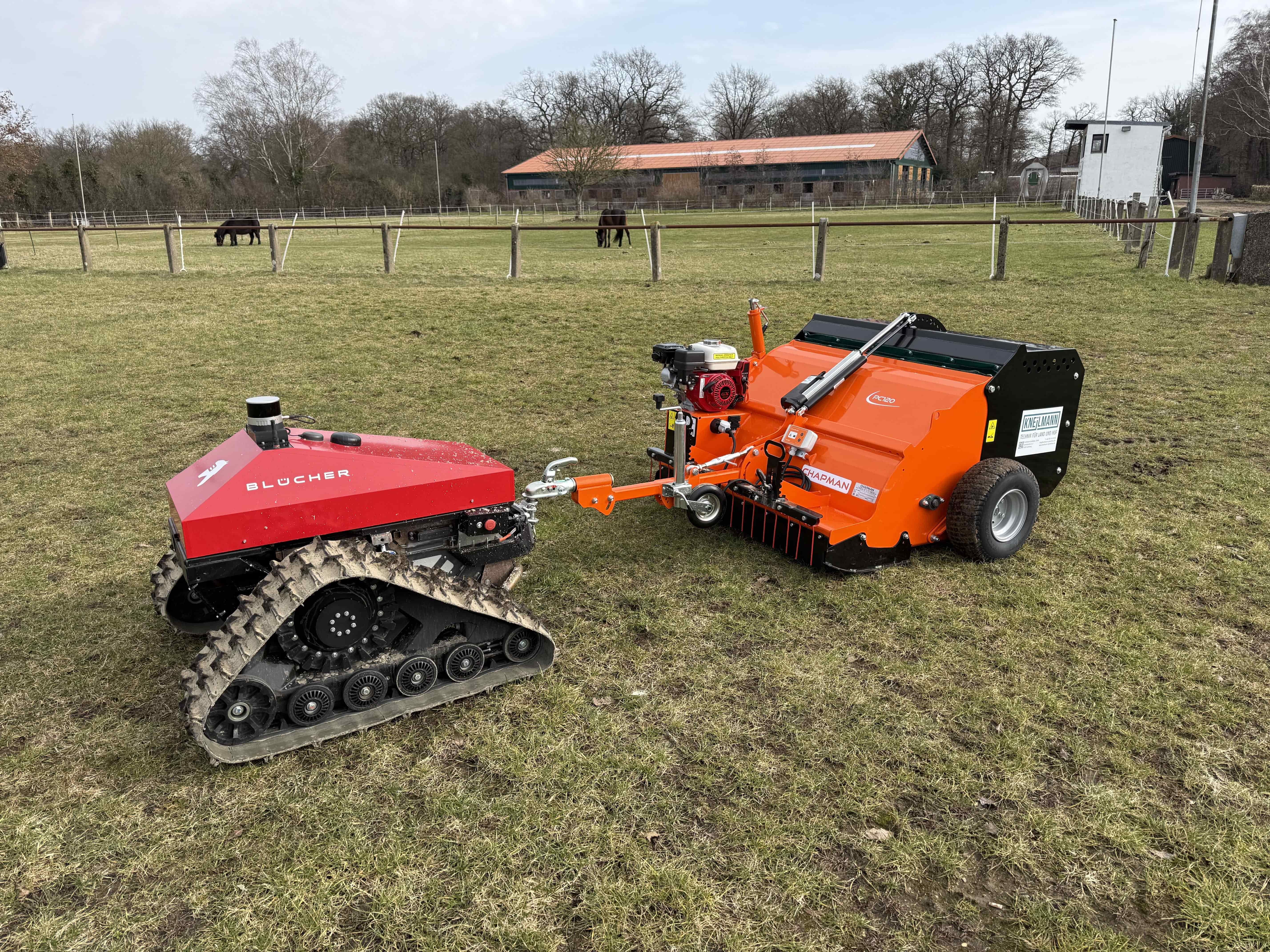 Blücher Roboter bei der Paddock-Reinigung