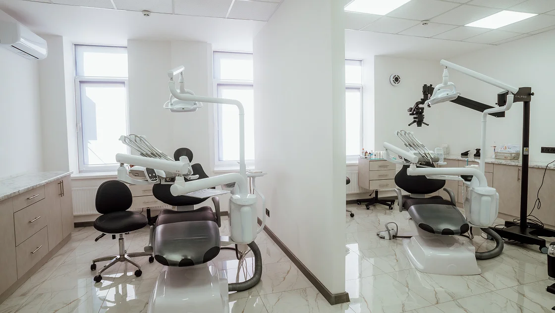 A room filled with lots of dental equipment.