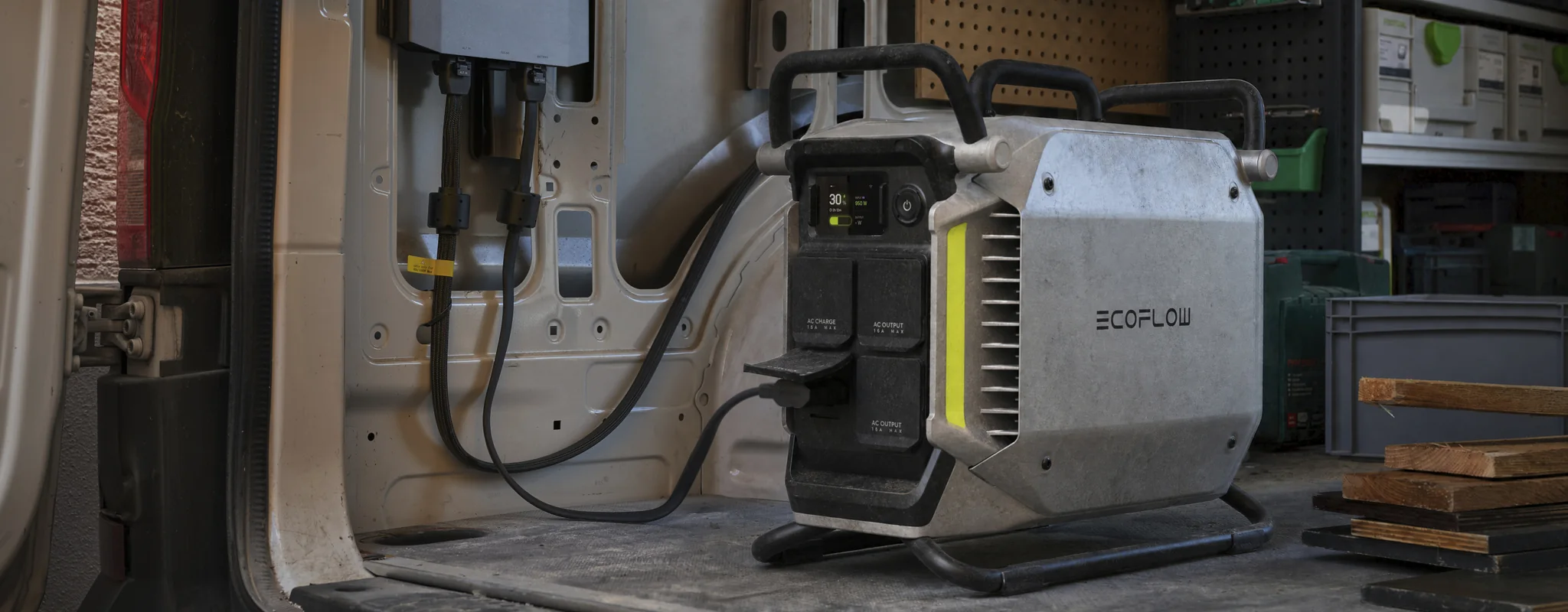 EcoFlow PowerRock 4000 industrieel powerstation met 3 kWh batterij in een bedrijfsbus