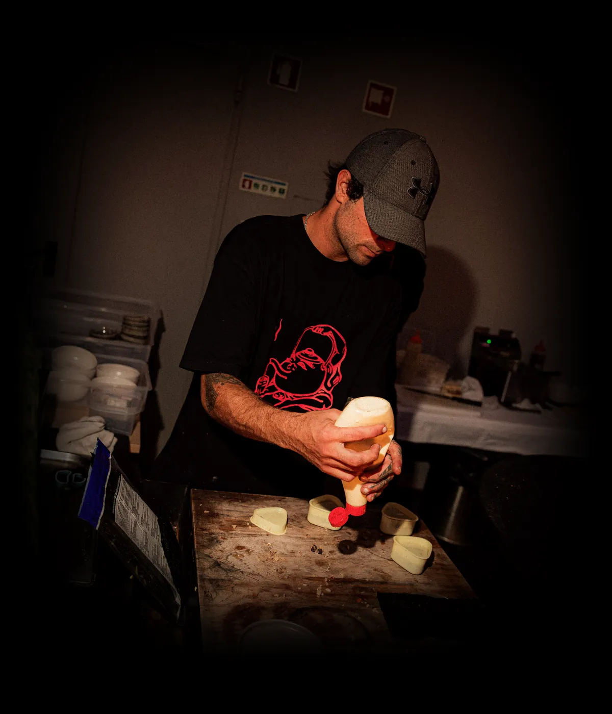 Chef do Santo Izakaya a empratar ao balcão