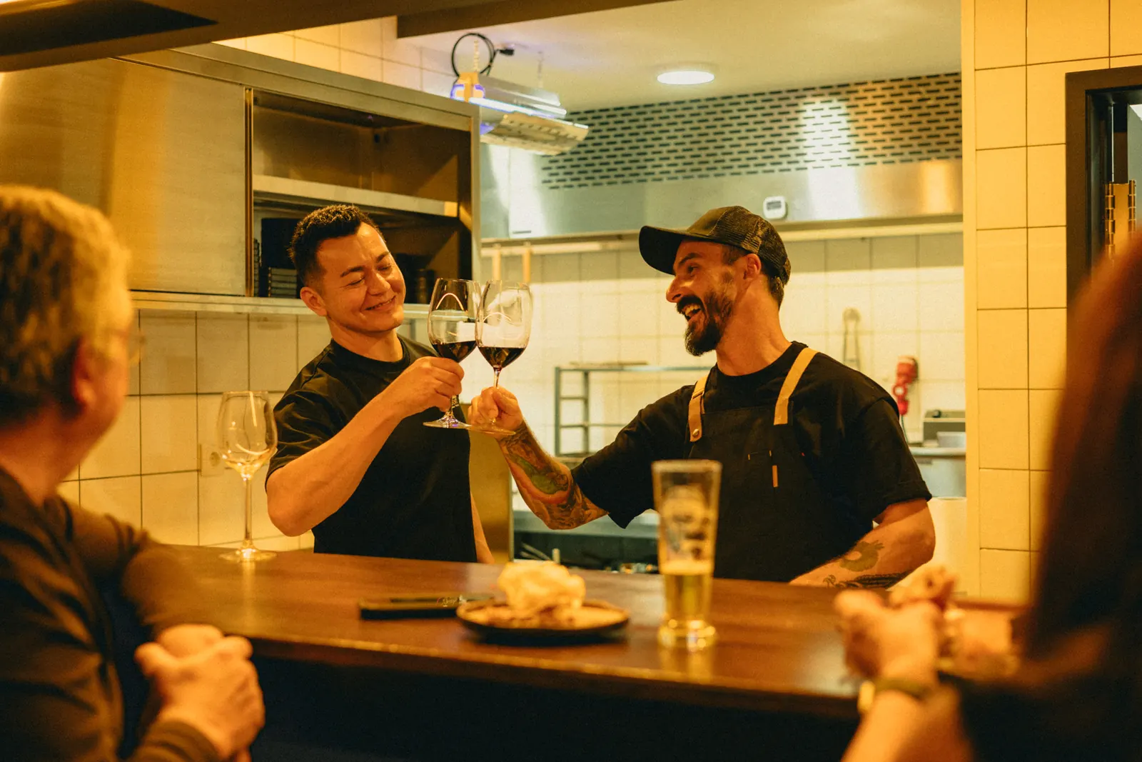 Chefs a brindar na cozinha aberta