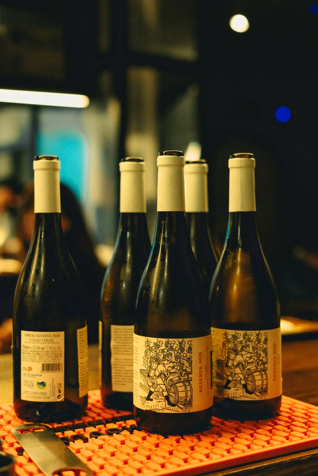 Garrafas de vinho sobre o balcão vermelho