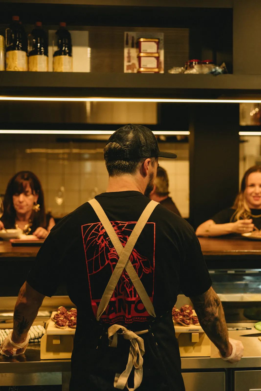 Cozinheiros com aventais Santo na cozinha aberta