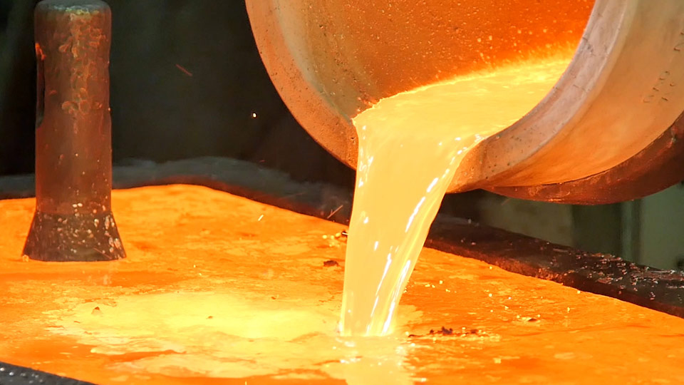 i-80 Gold gold pouring