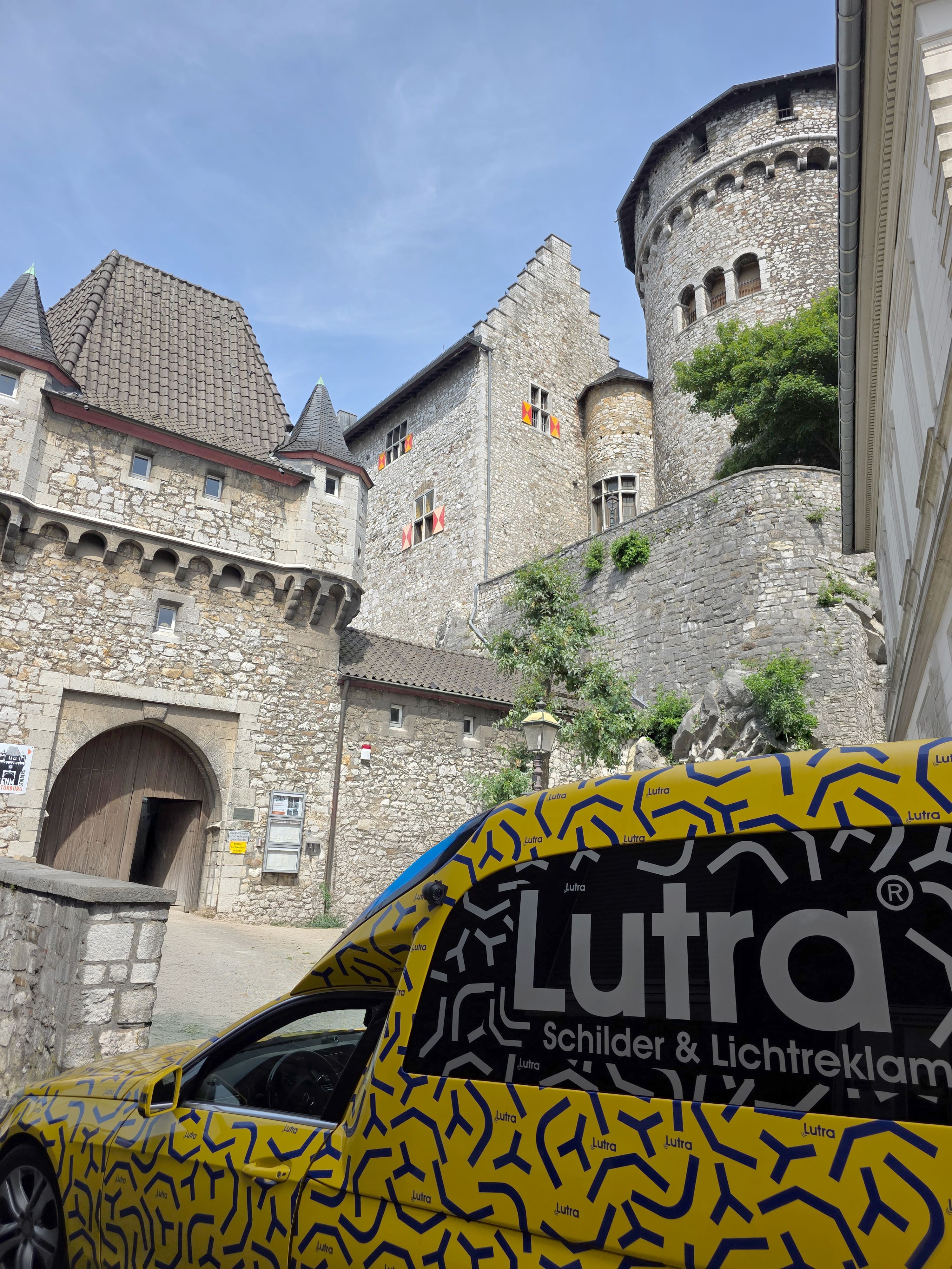 Lutra montiert an Burg Stolberg