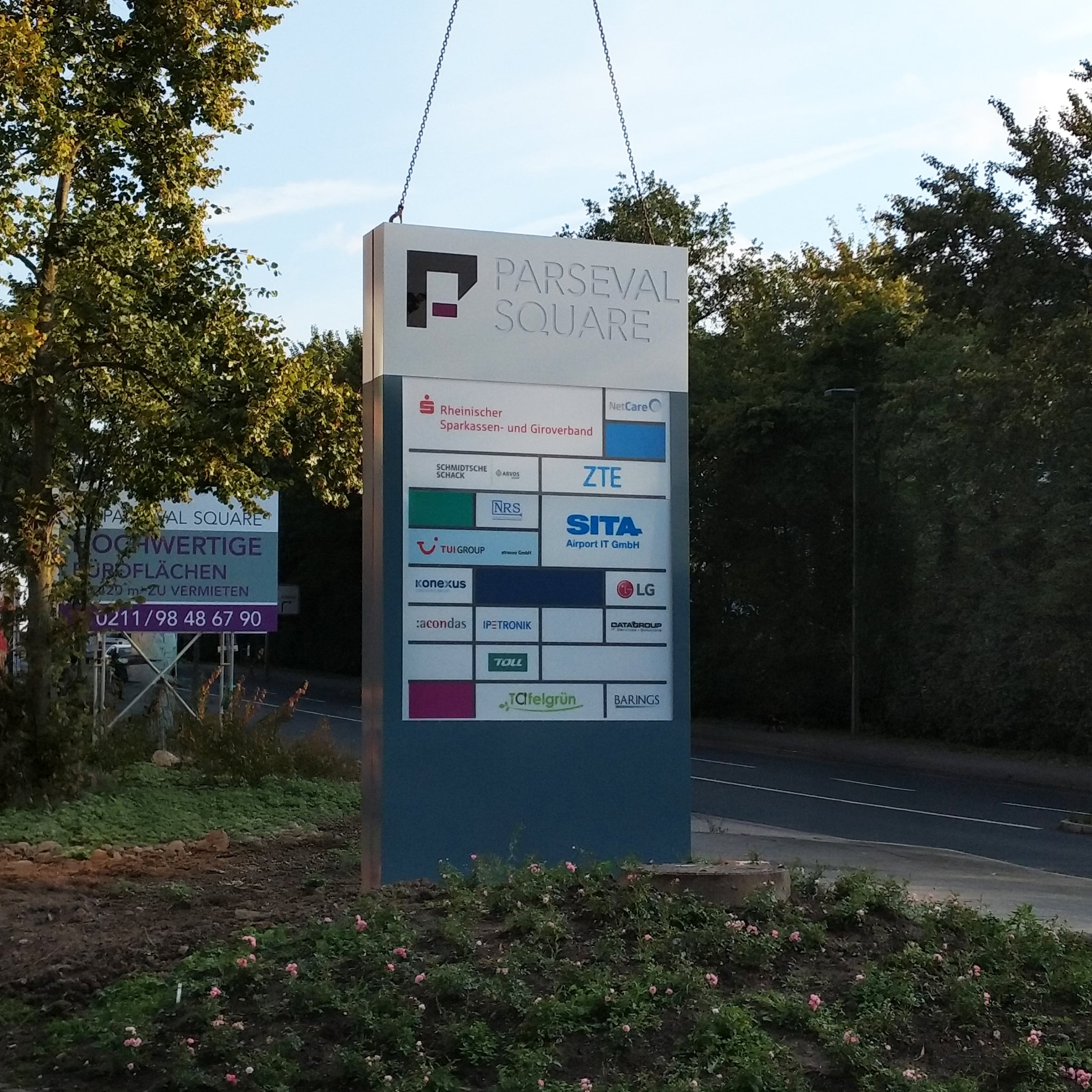 Pylon mit Einzeltafeln