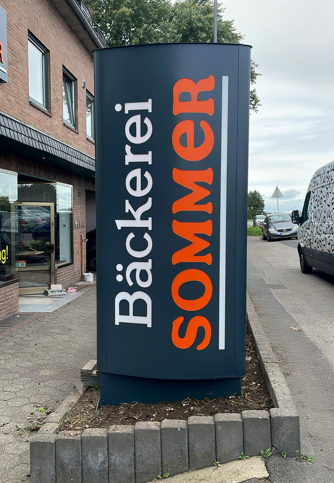 Bächerei Sommer Pylon