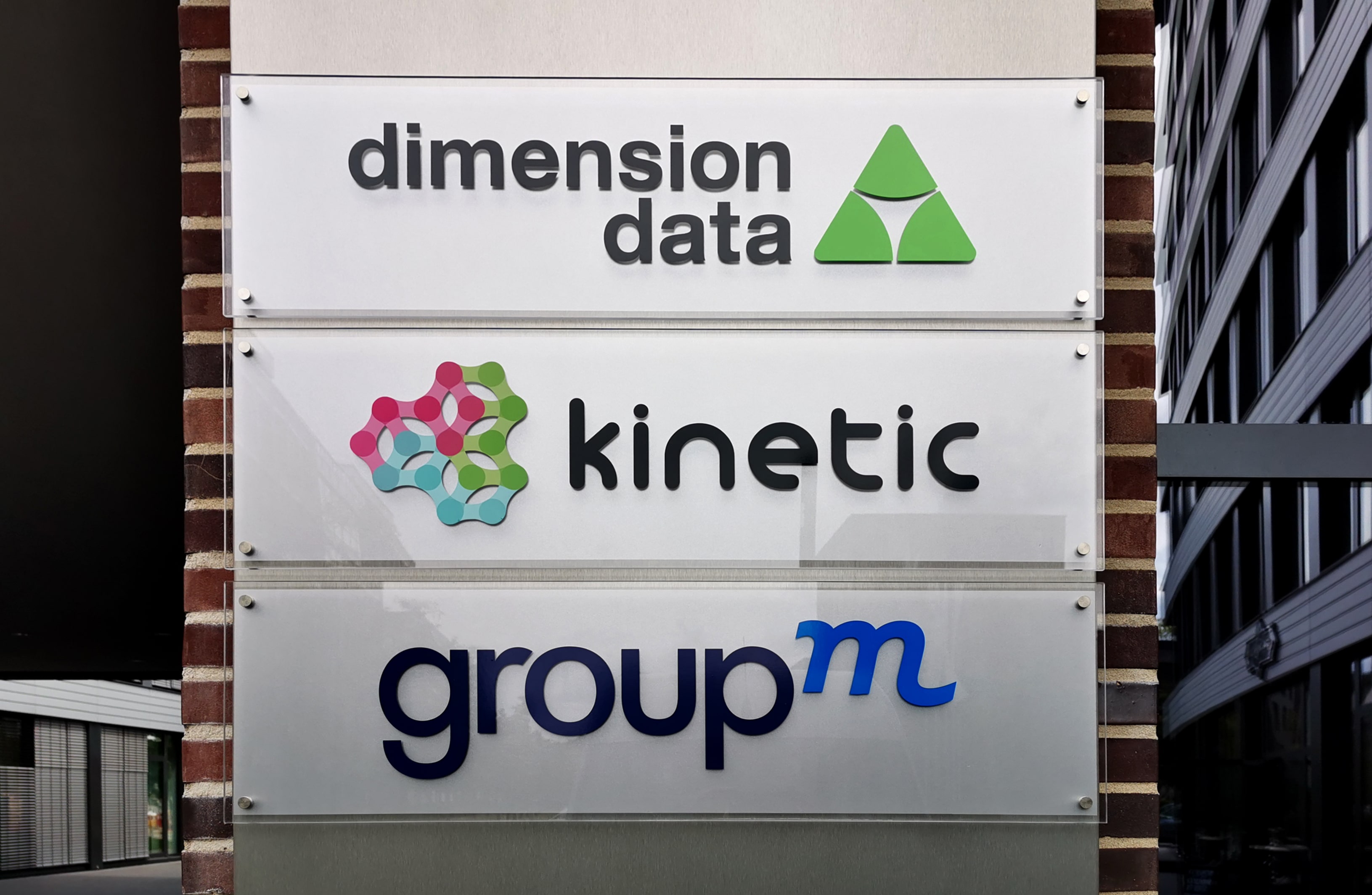 Pylon mit Einzeltafeln