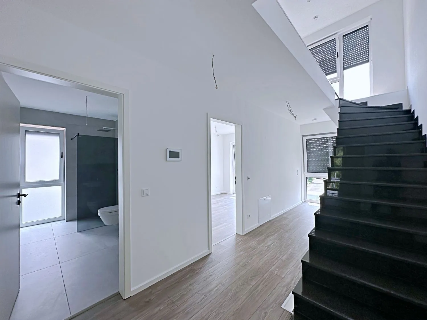 Gestrichenes Treppenhaus mit Flur
