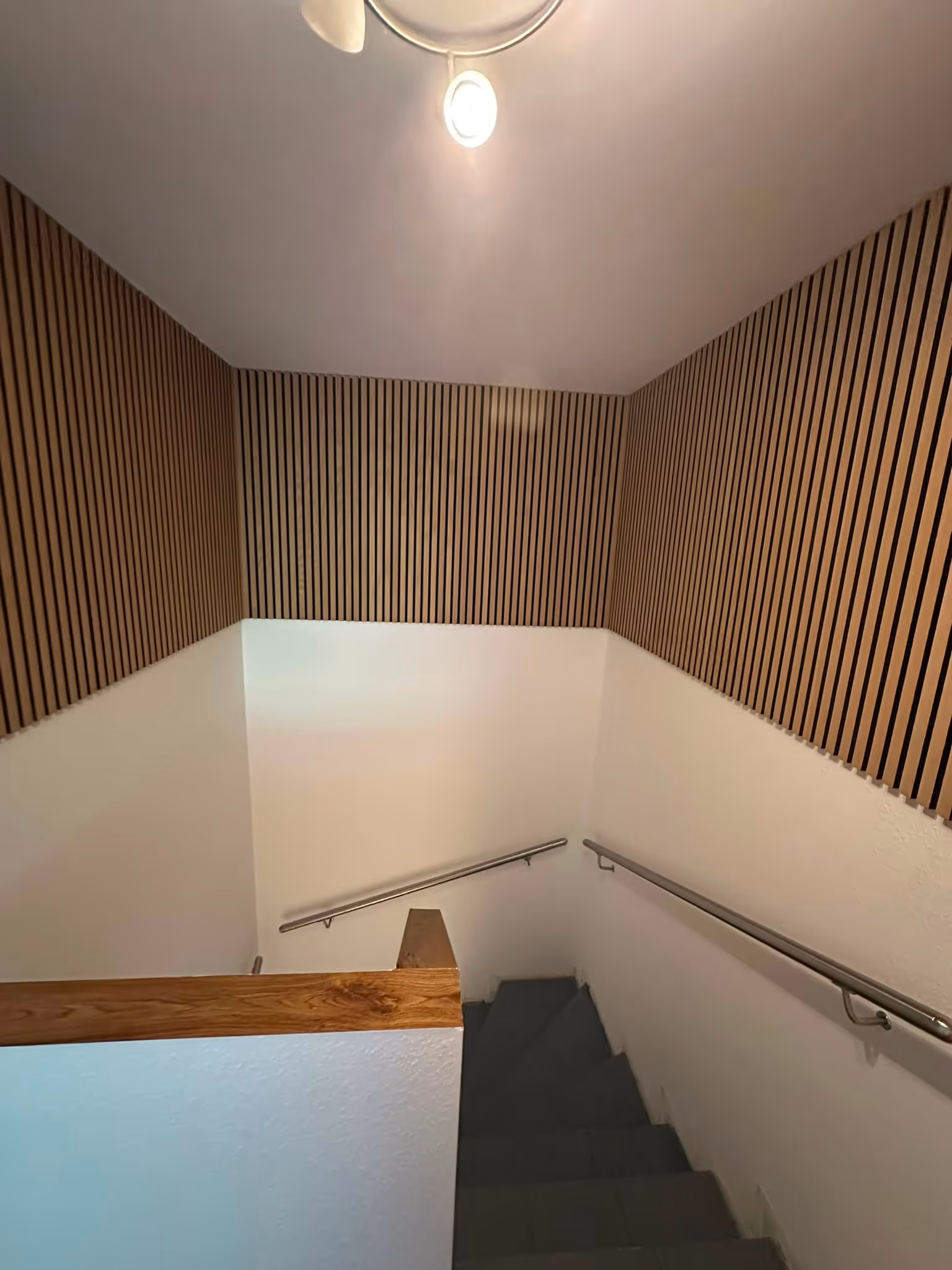 Akustikwände im Treppenhaus als Innenausbau-Ergebnis durch Horn RaumDesign Kleve
