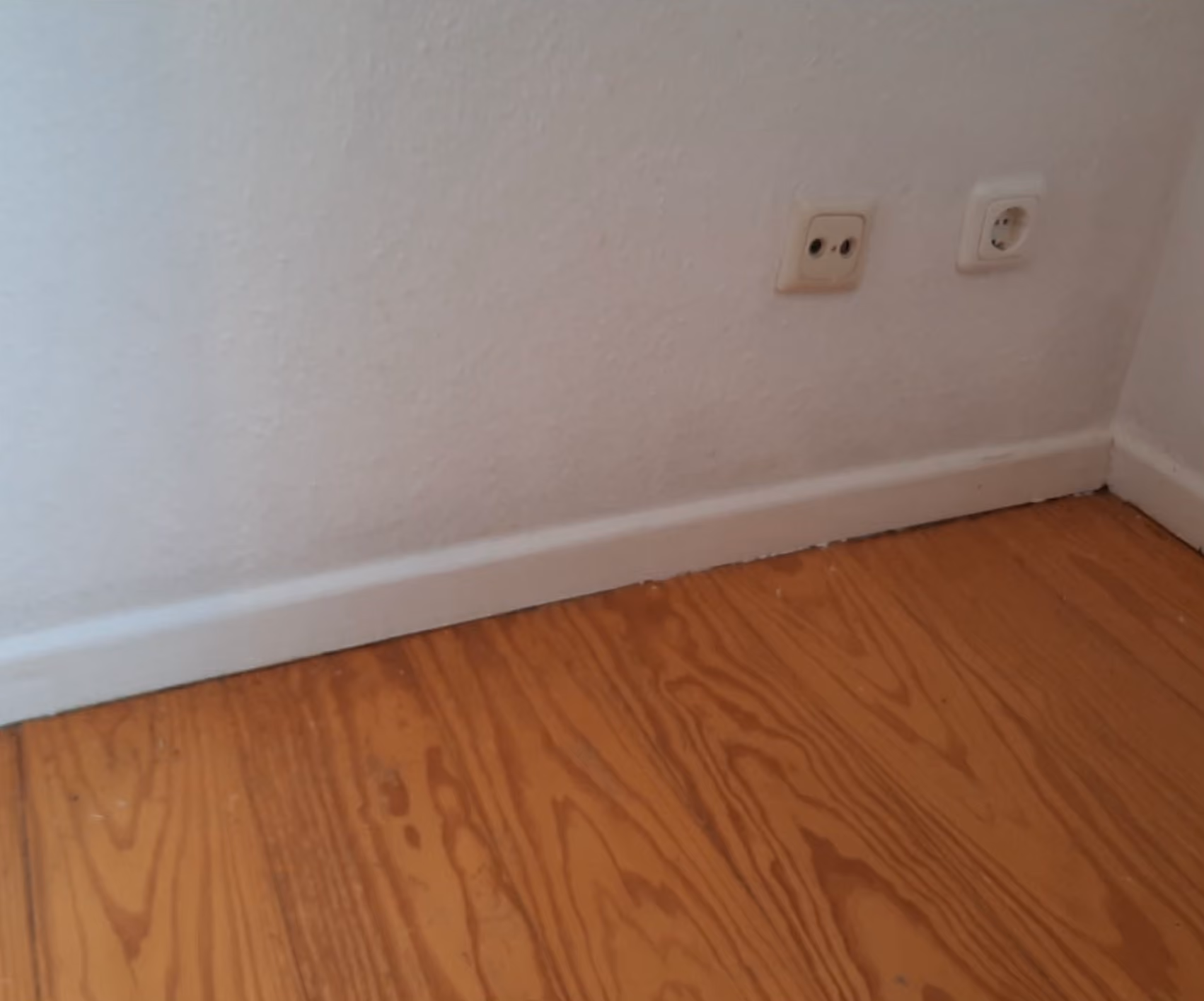 Saubere Wand und Sockelleiste nach der Schimmelsanierung in Kleve