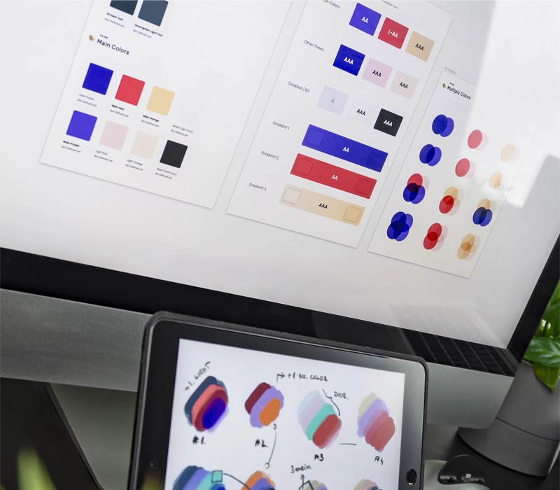 Een laptopscherm en een ipad scherm met een branding erop